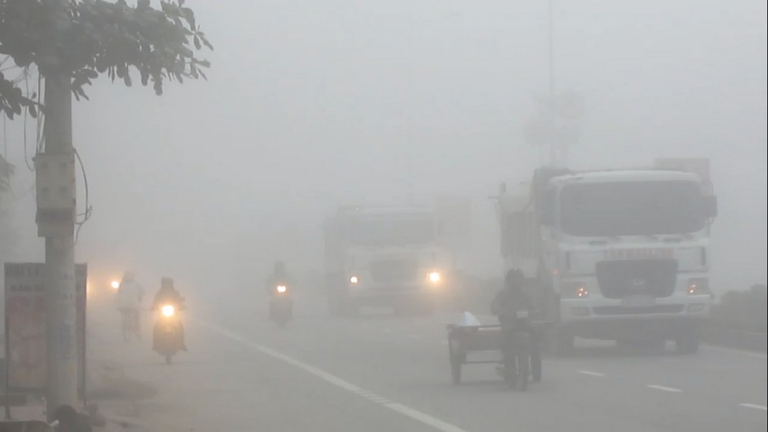 Sương dày đặc gây khó nhìn cho người tham gia giao thông
