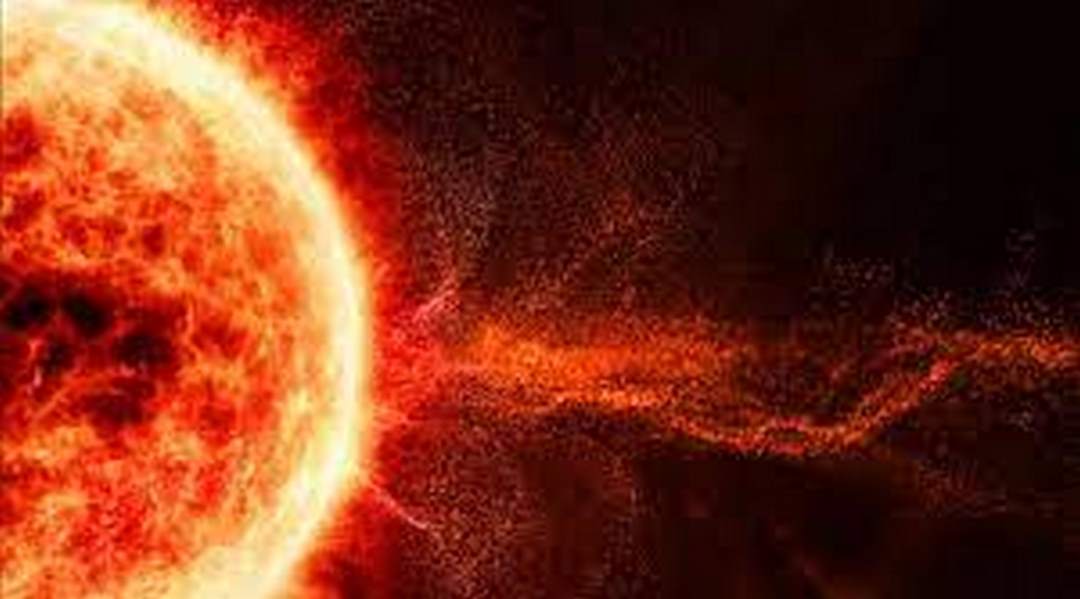 Bão mặt trời là một vụ nổ năng lượng tính từ trong bầu khí quyển 