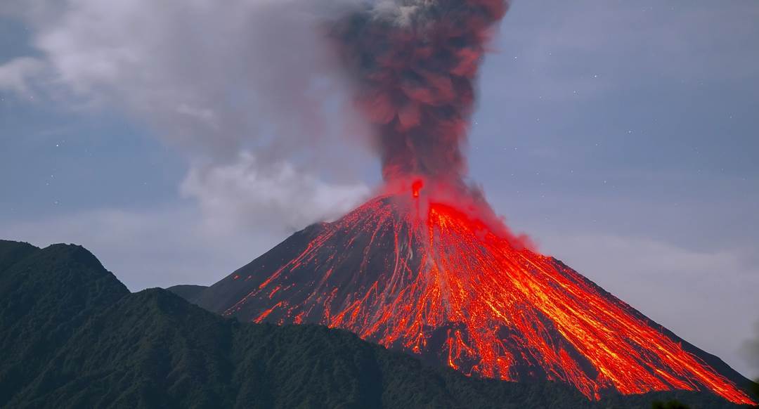 Đây là hiện tượng các magma nằm sâu trong lòng đất tuôn trào