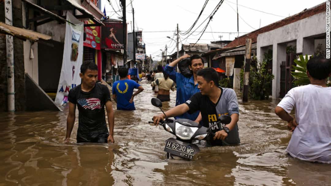 Người dân đi trên con đường ngập nặng ở Jakarta, Indonesia 
