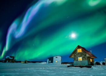 Cực quang là hiện tượng tạo ra các dải ánh sáng đầy màu sắc sặc sỡ