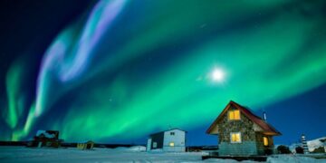 Cực quang là hiện tượng tạo ra các dải ánh sáng đầy màu sắc sặc sỡ