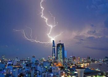 Các tòa nhà cao là nơi dễ thu hút loại thiên tai này