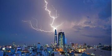 Các tòa nhà cao là nơi dễ thu hút loại thiên tai này