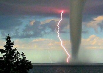 Vòi rồng xuất hiện vào thời tiết mơ khắc nghiệt 