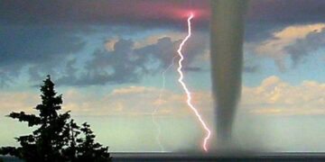 Vòi rồng xuất hiện vào thời tiết mơ khắc nghiệt 