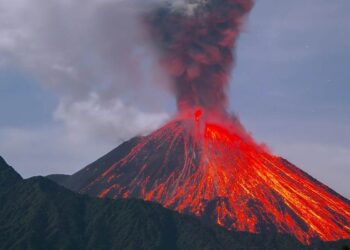 Đây là hiện tượng các magma nằm sâu trong lòng đất tuôn trào