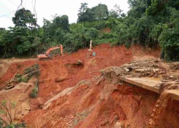 Sạt lở đất là sự dịch chuyển của các tầng đất rơi xuống