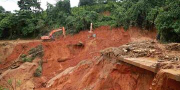 Sạt lở đất là sự dịch chuyển của các tầng đất rơi xuống