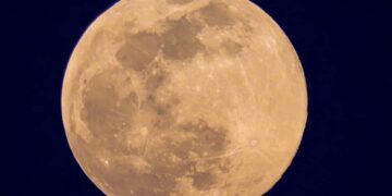 Siêu trăng là mặt trăng với kích thước lớn hơn so với bình thường 