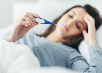 Người lớn sốt phát ban cần kiêng gì