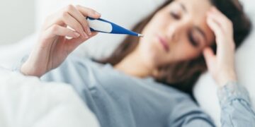 Người lớn sốt phát ban cần kiêng gì