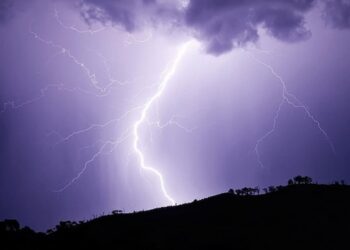 Những tác hại của sấm sét và cách phòng tránh an toàn