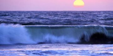 Vì sao có hiện tượng lên xuống của thuỷ triều Địa lí 10